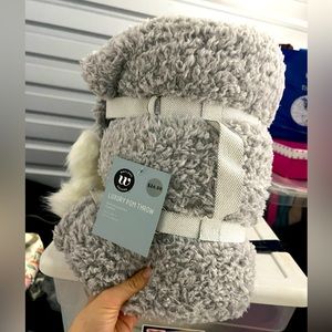 NWT Wayland Square Luxury Pom Throw